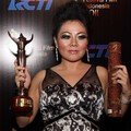 Neni Anggraeni Dengan Piala Vidia FFI 2011