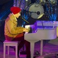 Justin Bieber menyanyikan lagu "Let it Be" bersama Carlos Santana