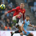 Chris Smalling menghadang bola Sergio Aguero