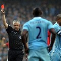 Vincent Kompany mendapat kartu merah dari wasit Chris Foy
