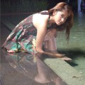 Pose Dewi Persik di depan kamera