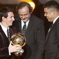 Lionel Messi menerima piala dari pemain legendaris Brazil, Ronaldo