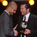 Pep Guardiola menerima piala sebagai Pelatih Terbaik di FIFA Ballon d'Or Award 2011