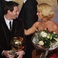 Lionel Messi mendapat ucapan selamat dari penyanyi Shakira