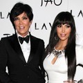 Kim Kardashian Berpose dengan Kris Jenner dalam Event New Year's Eve 2012 di TAO