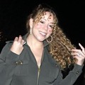 Mariah Carey Memamerkan Rambut Ikalnya