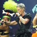 Aksi Panggung Pink dalam Funhouse Tour Summer 2010