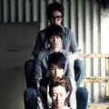 Pose CN Blue Didepan Kamera