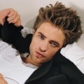 Pose Robert Pattinson di Salah Satu Majalah