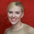 Senyum Scarlett Johansson di Salah Satu Acara