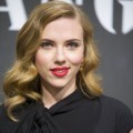 Senyum Scarlett Johansson dengan Lipstick Merah