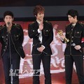 Beast dengan Trofi di Golden Disk Awards 2012