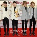Boyfriend dengan Trofi di Golden Disk Awards 2012