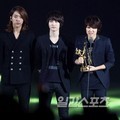 CN Blue dengan Trofi di Golden Disk Awards 2012