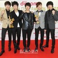 F.T. Island dengan Trofi di Golden Disk Awards 2012