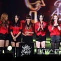 Secret dan Sistar dengan Trofi di Golden Disk Awards 2012