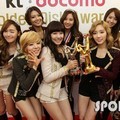 Girls' Generation Berpose dengan Trofi di Golden Disk Awards 2012