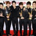 Super Junior dengan Trofi di Golden Disk Awards 2012
