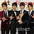 Supernova dengan Trofi di Golden Disk Awards 2012