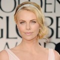 Charlize Theron di Red Carpet Golden Globes 2012