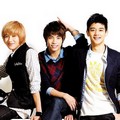 SHINee Berpose di depan Kamera