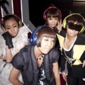 Gaya Cuek 2NE1 di Depan Kamera