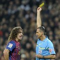 Carles Puyol Menerima Kartu Kuning dari Wasit