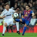 Xavi Hernandez Melakukan Tendangan di Laga Barca vs Real Madrid