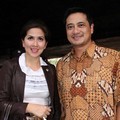 Venna Melinda Saat Mengunjungi Warga Kolong Jembatan Grogol