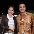 Venna Melinda Saat Mengunjungi Warga Kolong Jembatan Grogol