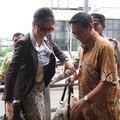 Venna Melinda Saat Mengunjungi Warga Kolong Jembatan Grogol