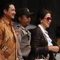 Venna Melinda Saat Mengunjungi Warga Kolong Jembatan Grogol