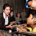 Venna Melinda Saat Mengunjungi Warga Kolong Jembatan Grogol