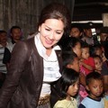 Venna Melinda Saat Mengunjungi Warga Kolong Jembatan Grogol