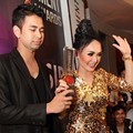 Raffi Ahmad dan Yuni Shara di Infotainment Awards SCTV 2012