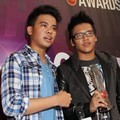 Ilham dan Reza SM*SH di Infotainment Awards SCTV 2012