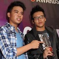 Ilham dan Reza SM*SH di Infotainment Awards SCTV 2012