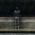 Liu Bolin Tampak Serupa dengan Dinding