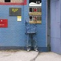 Liu Bolin Tampak Serupa dengan Dinding