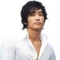 Song Seung Heon Tampil Menarik dengan Kemaja Putih