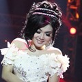 Syahrini di Dahsyat Awards RCTI 2012