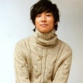 Joo Ji Hoon Tampil Menarik dengan Sweaternya