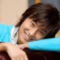 Joo Ji Hoon Tersenyum di Depan Kamera