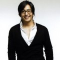 Bae Yong Joon Tampak Dewasa dengan Kaca Matanya
