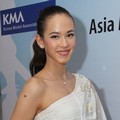 Hege Martine Suyoto Wollan dengan Trophy Asia New Face Model Awards 2012