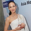 Hege Martine Suyoto Wollan dengan Trophy Asia New Face Model Awards 2012