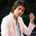 Lee Dong-wook Tampil dengan Jas Merah Muda
