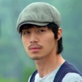 Lee Dong-wook Tampil Cuek dengan Topi
