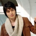 Lee Dong-wook dengan Jaket Coklat