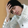 Lee Dong-wook dengan Sweater Putih